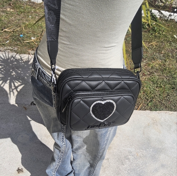 BETSEY JOHNSON BLACK n SILVER HEART DOUBLE COMPARTMENT CROSSBODY w/POUCH - Picture 3 of 8
